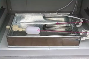 Humidifying water dish